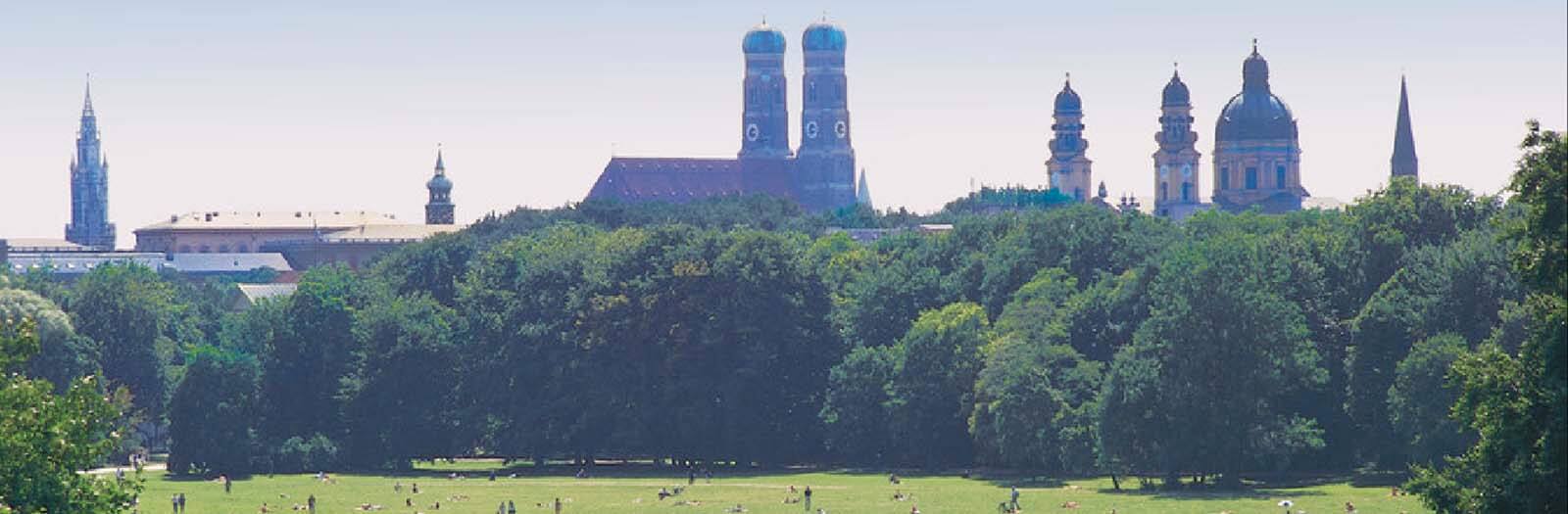 Englischer Garten mit Münchner Skyline, Frauenkirche und Theatinerkirche