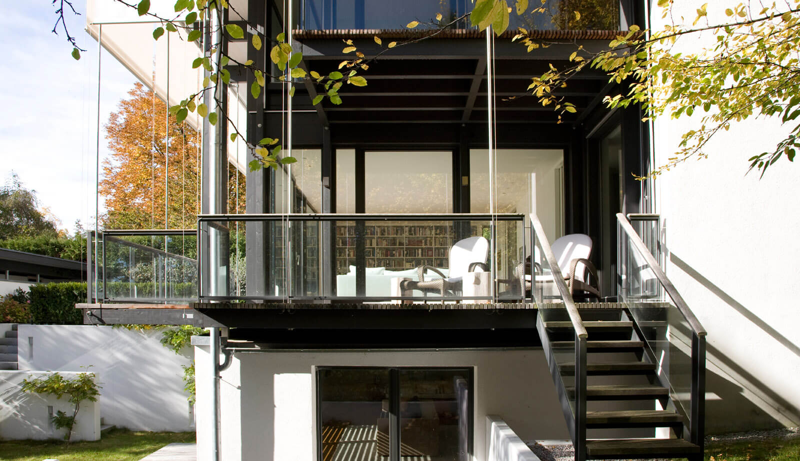 Flachdach-Kubus: Balkon mit Stahltreppe in den Garten