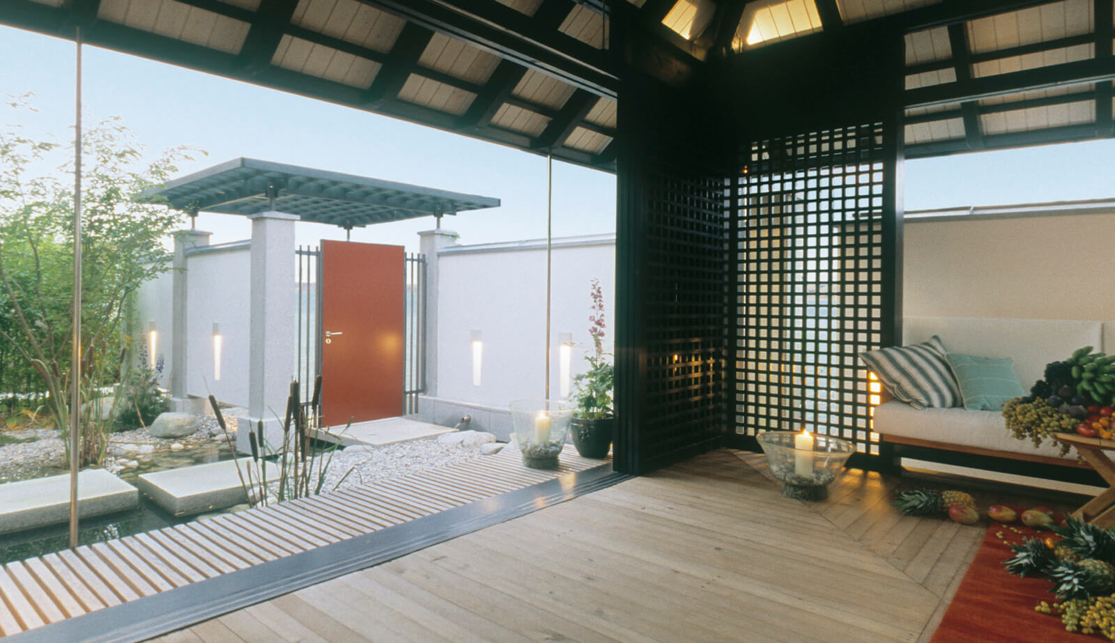 Haus am See: Blick aus dem Pavillon auf Eingangshof und rote Tür