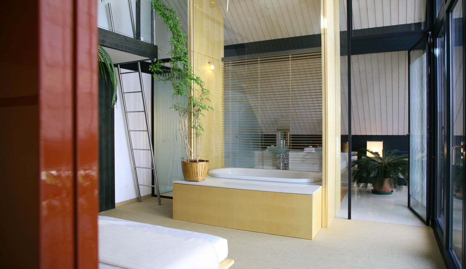 Haus am See: Elternzimmer im Dachgeschoss mit freistehender Badewanne