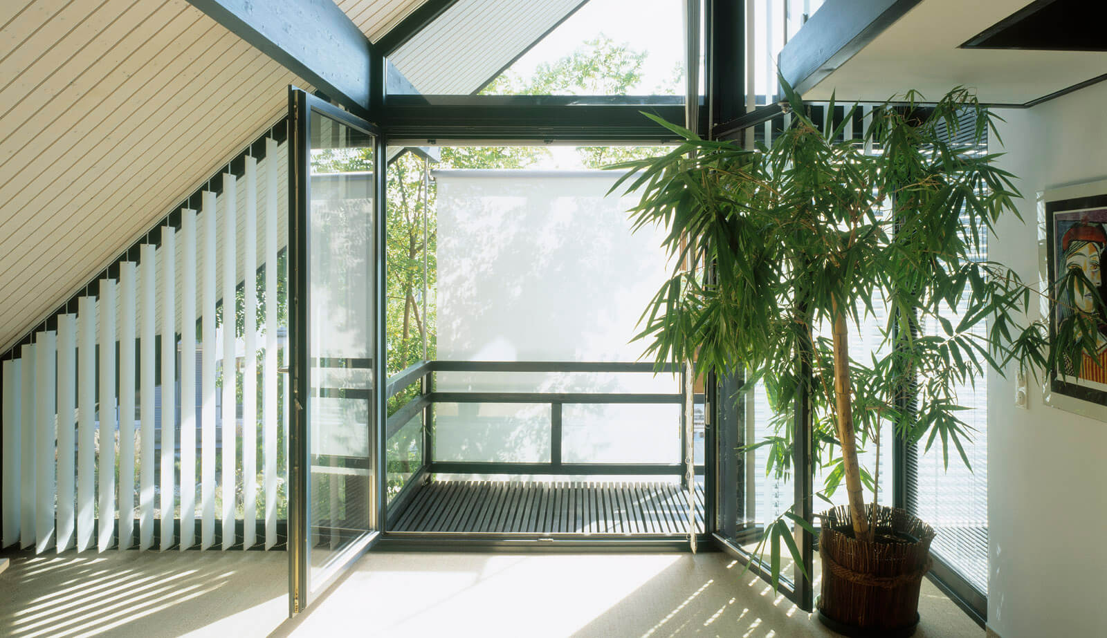 Haus am See: Dachgeschoss mit Bambus, Lamellenvorhängen und Balkontür