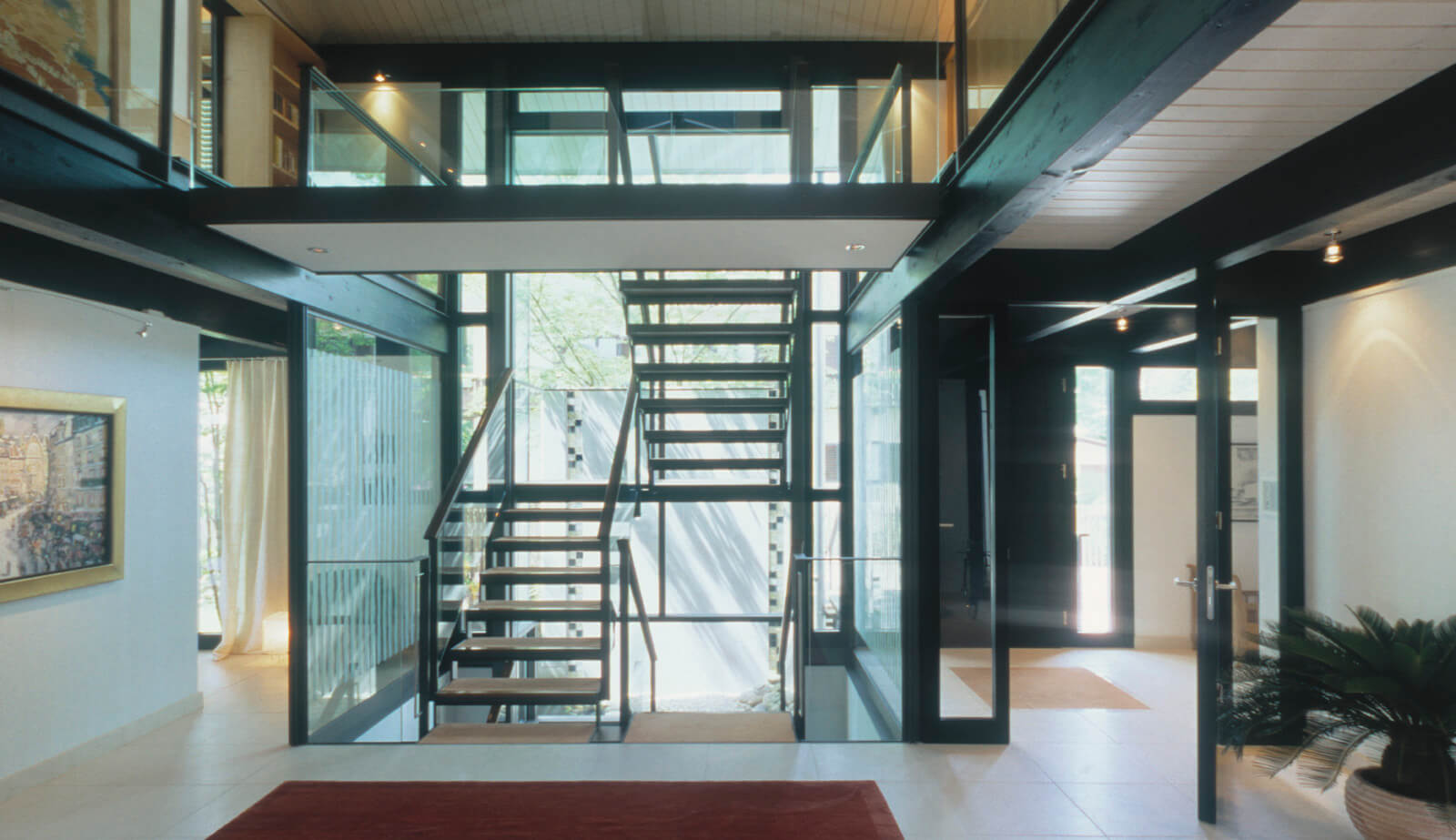 Haus mit Höfen: Halle mit Stahltreppe und Galerie