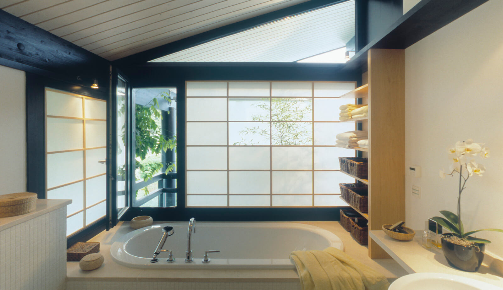 Haus mit Höfen: Bad mit Badewanne, Shoji-Fenster und Orchidee