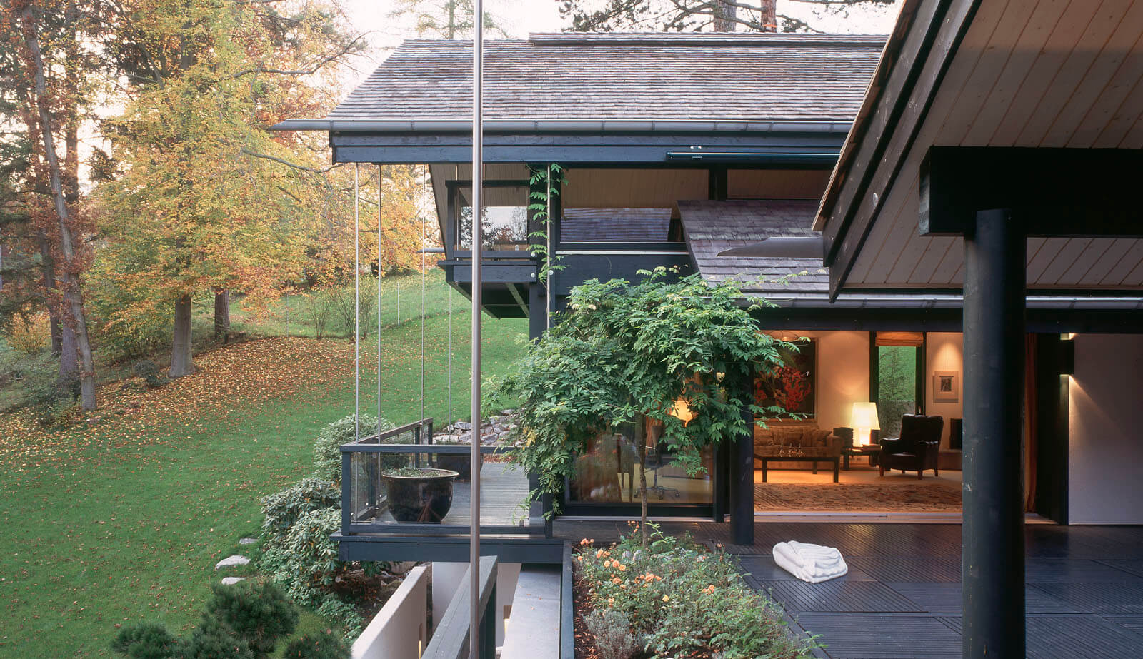 Villa im Park: Terrasse und Balkon mit Blick in den herbstlichen Park