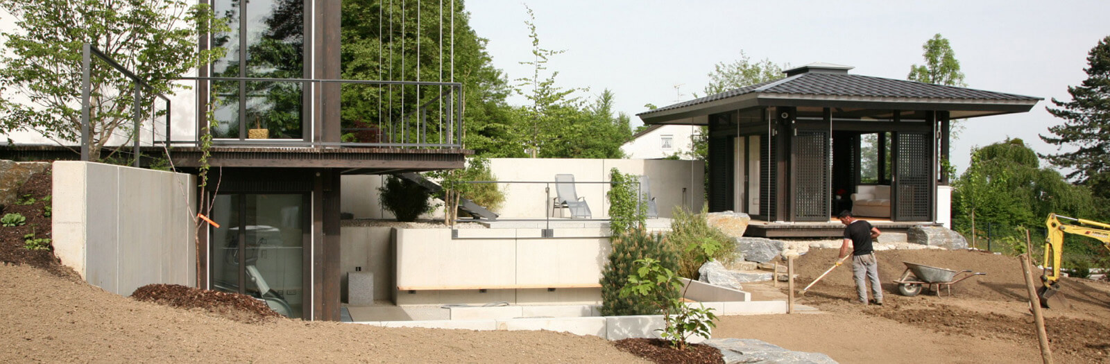 Villa mit Wellnesshaus im Bau: Gartenarbeiten vor Wohnhaus und Pavillon