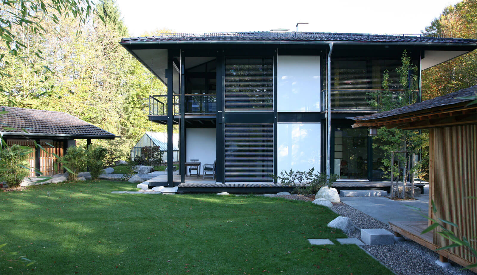 Zeltdachvilla: Gartenseite mit Glasfassade, Balkon und Terrasse
