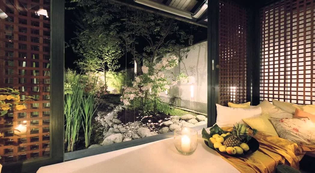 Haus mit Höfen: Blick aus dem Gartenpavillon in den nächtlich beleuchteten Garten