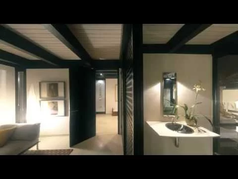 Haus am See: Gästezimmer mit Waschtisch und Blick in den Flur