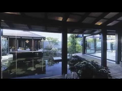 Haus mit Höfen: Blick aus dem Essraum über den Koi-Teich zum Pavillon