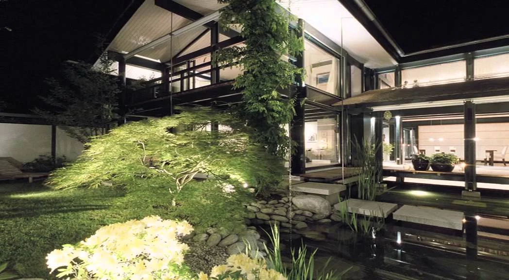 Haus mit Höfen: Blick vom Gartenpavillon über den Koi-Teich zum Haus
