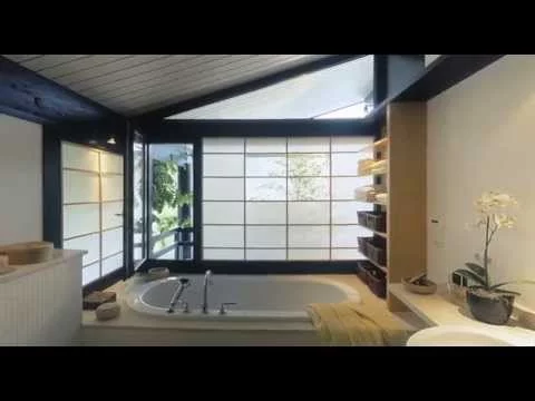 Haus mit Höfen: Badezimmer mit Badewanne und Shoji-Schiebeelementen